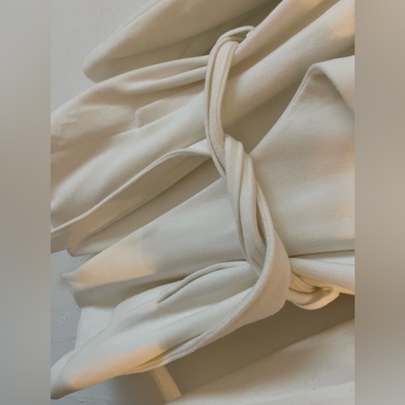 Frenchy Lapel Neck White coat with pockets and belt - Picture 7 of 9